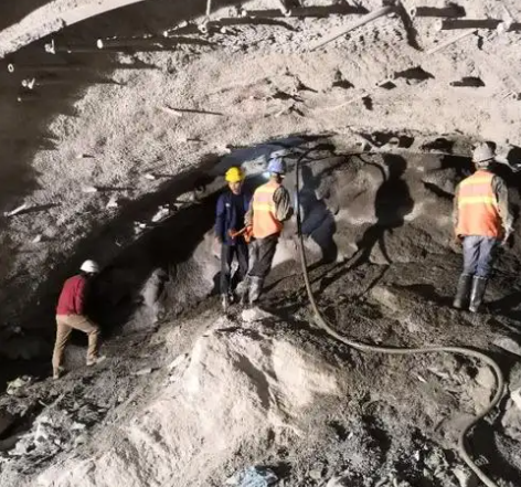 清城拱顶带模注浆料的施工流程及注意事项